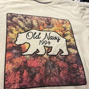 Old navy t-shirt size xl 14-16 youth. This is a very beautiful shirt. Used.
